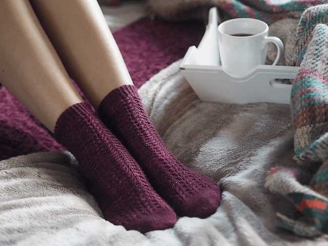 Knitting pattern for bed socks on 2 needles