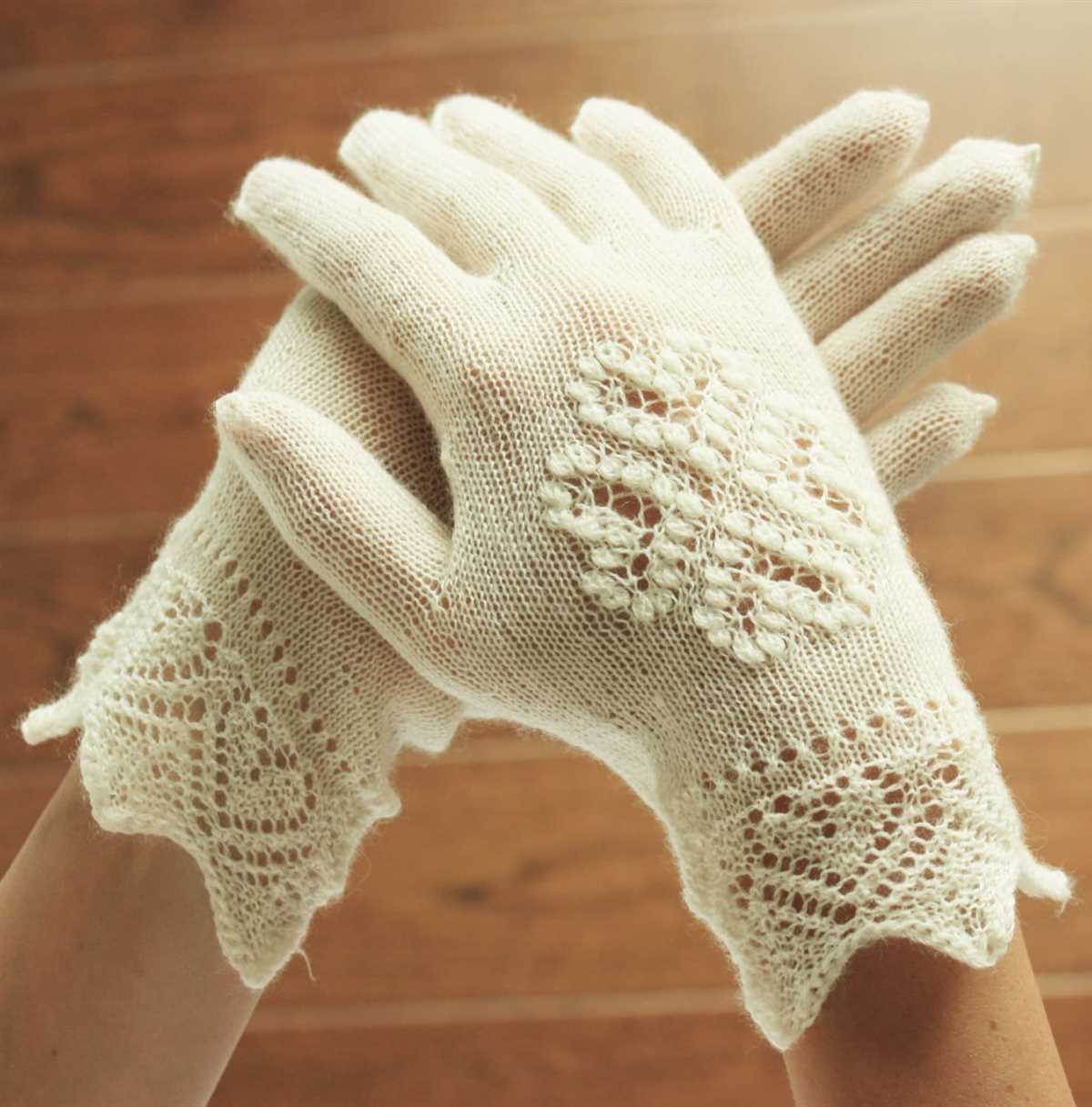Lace fingerless gloves knitting pattern