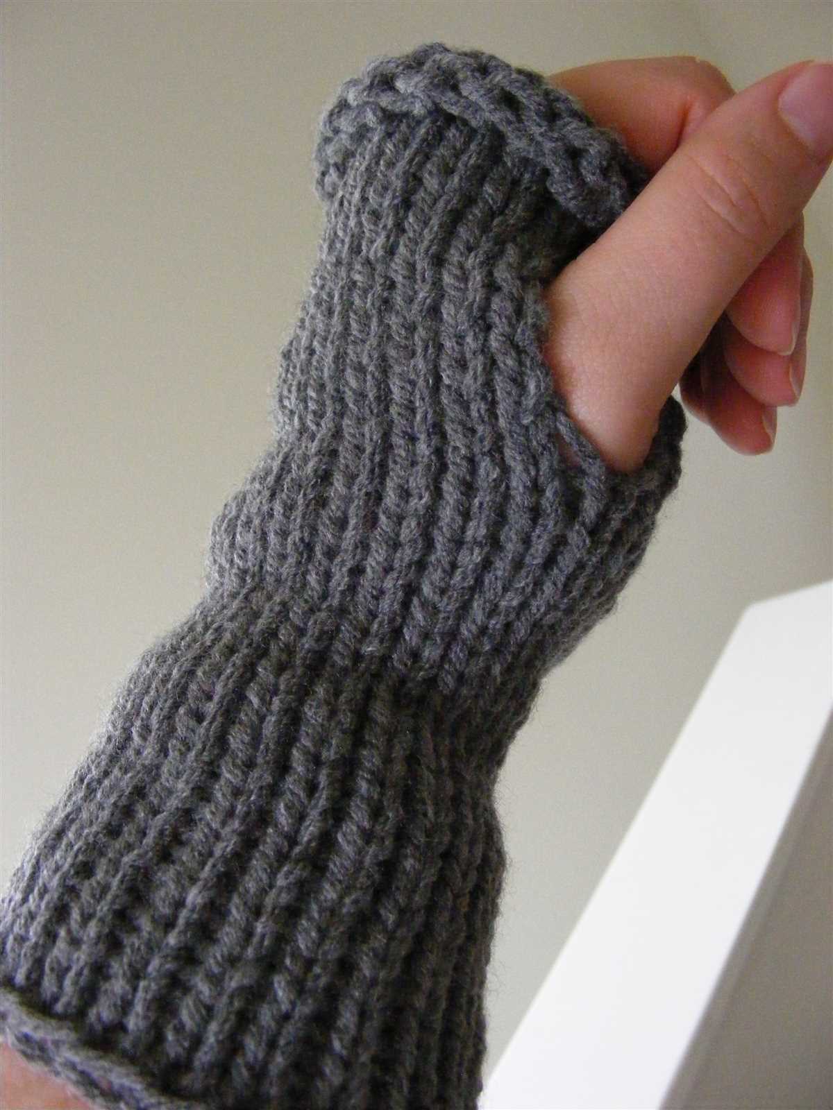 Creating Stylish Gloves with Loom Knitting - Unlocking Patterns and Techniques Loom knitting gloves patterns