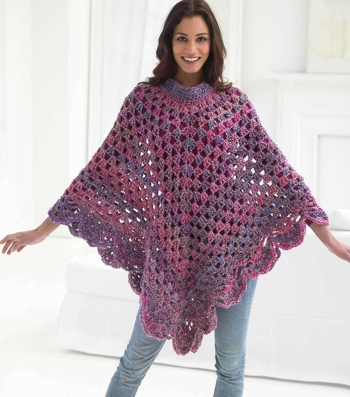 Stylish and cozy - Knit your own poncho with these free patterns Free poncho knitting patterns for ladies