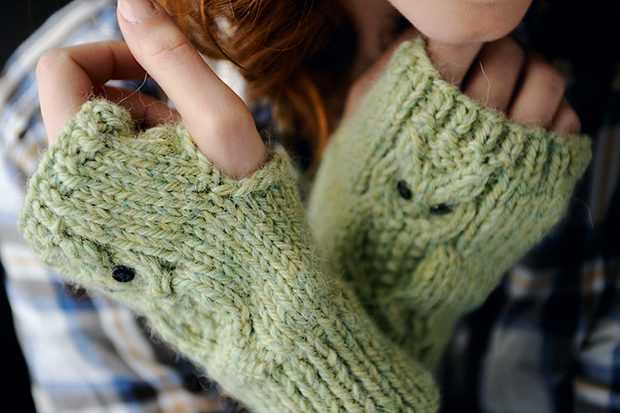 Cable fingerless mittens knitting pattern