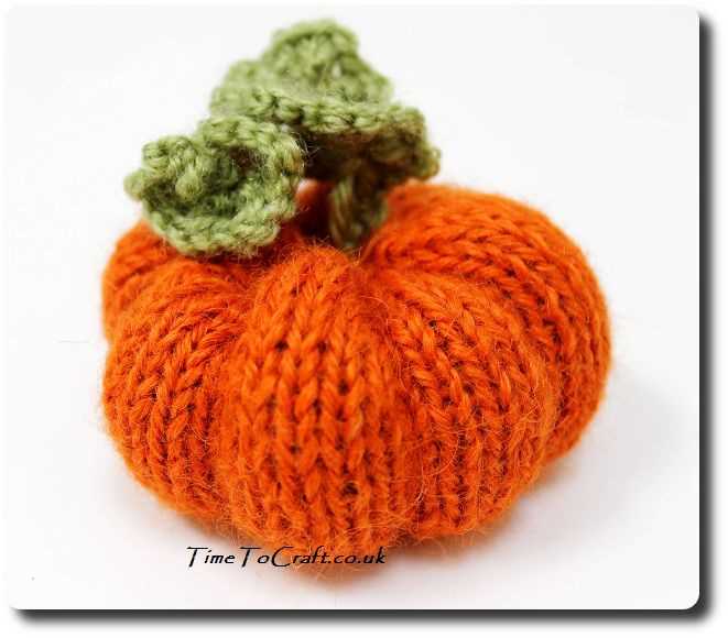 Mini knit pumpkin pattern