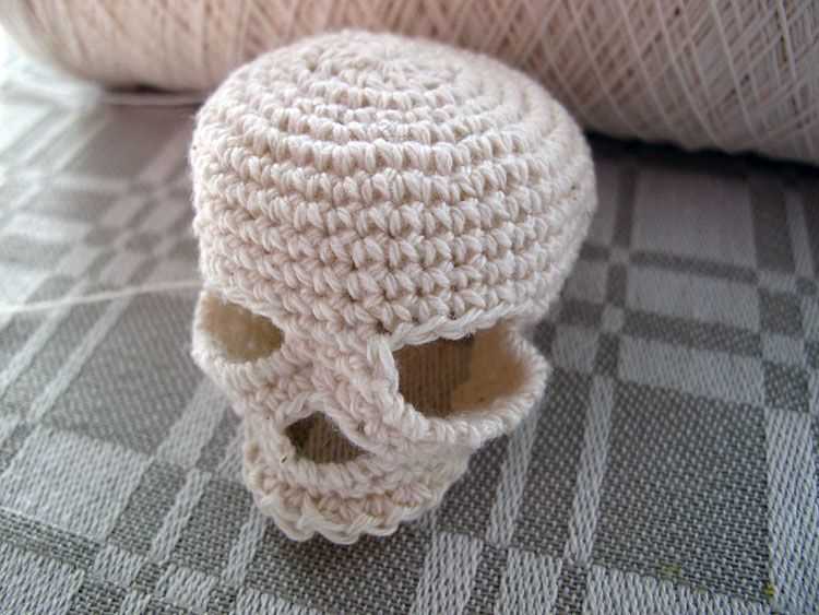 Knit hat with skull pattern