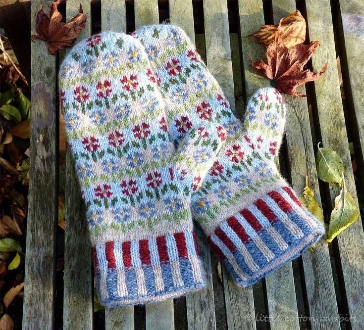 Honeycomb knitted mitten pattern