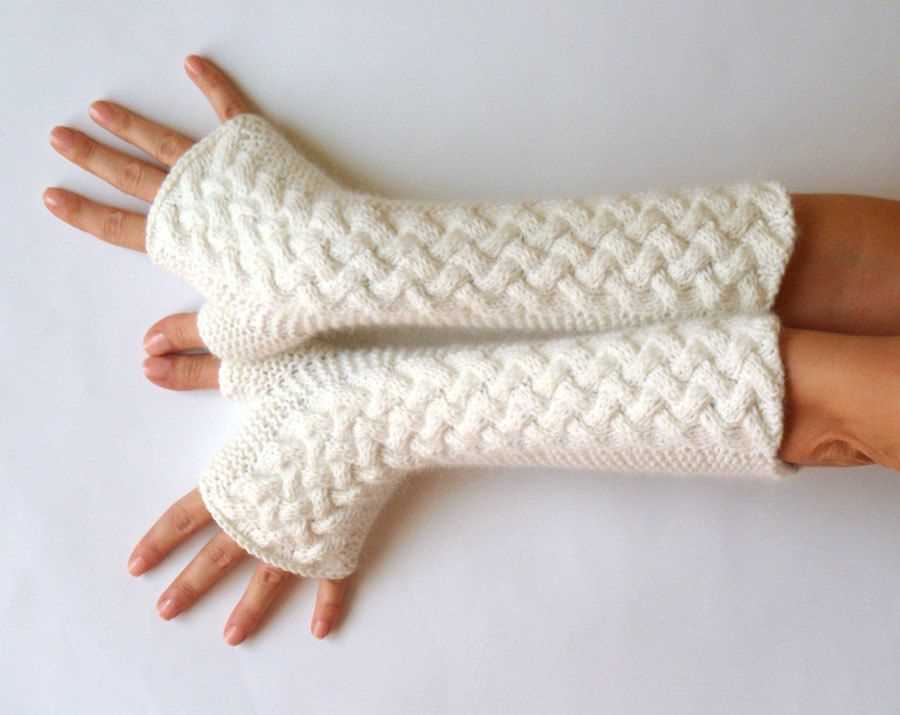 Cable fingerless gloves knitting pattern