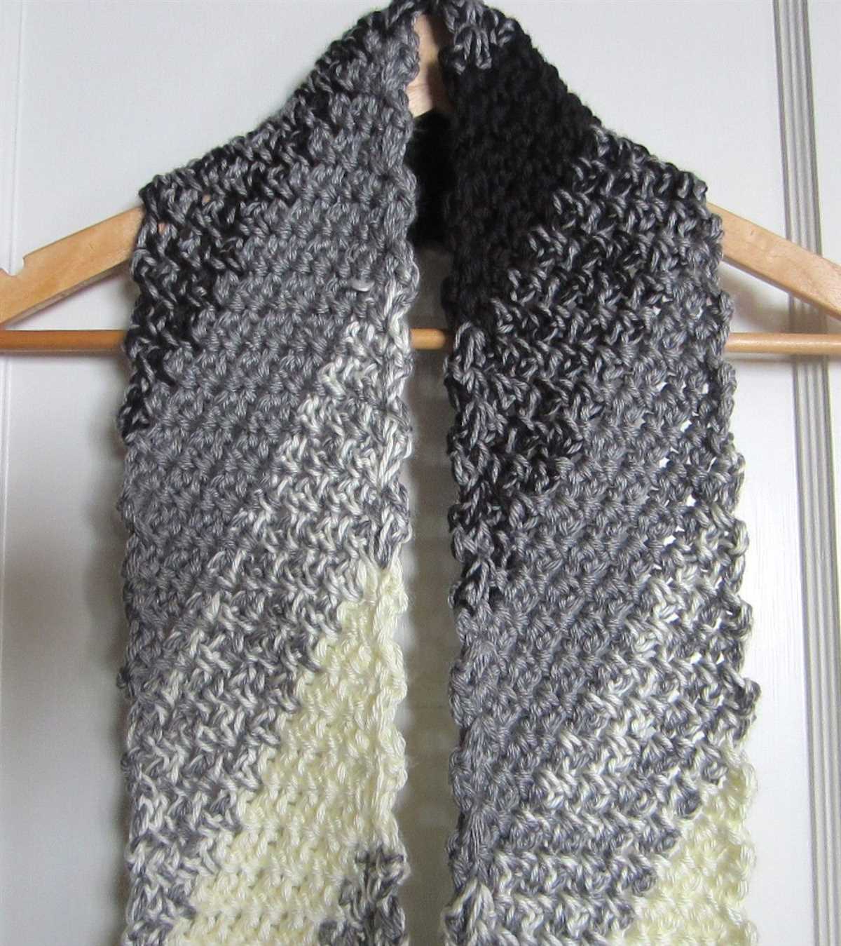 Diagonal scarf knit pattern