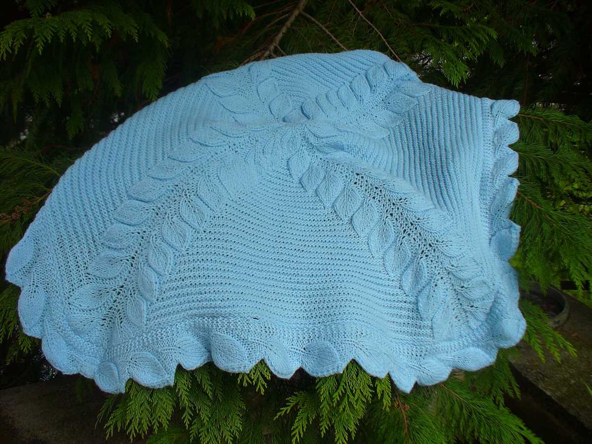 Knitted leaf pattern blanket