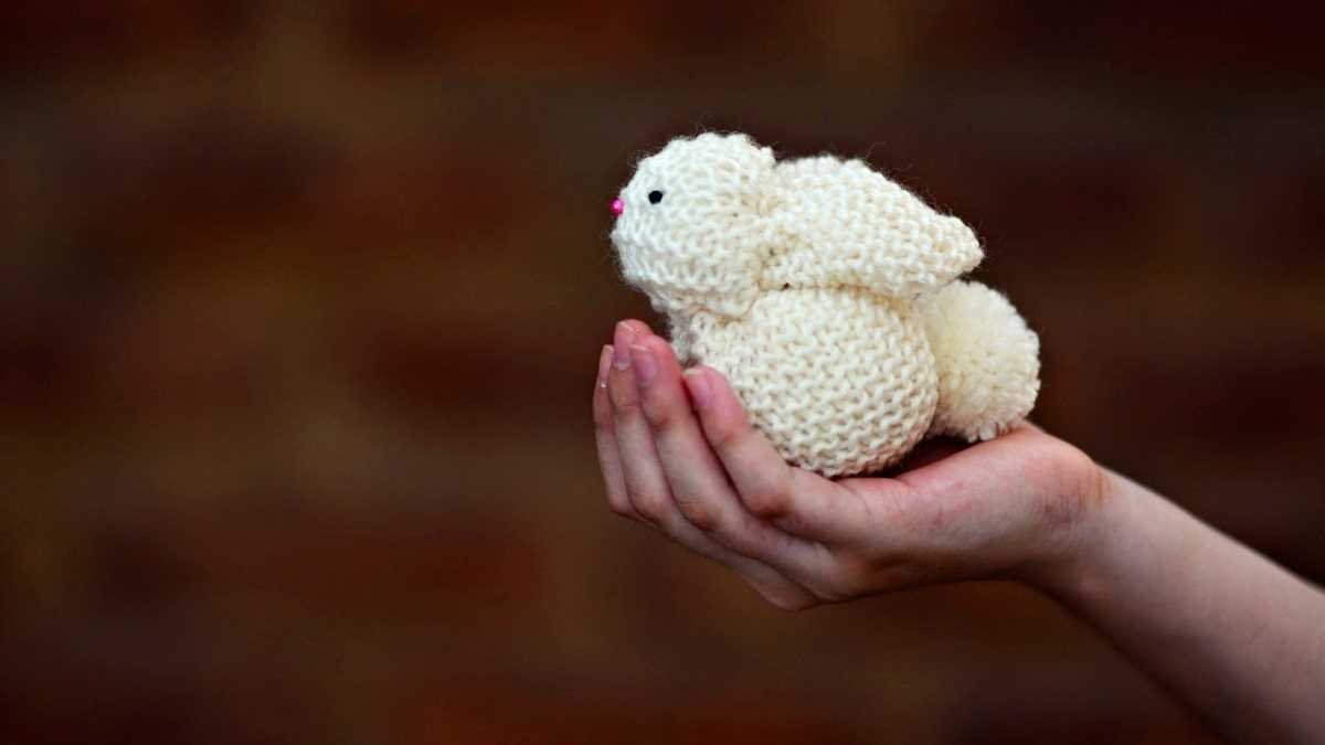 Knitted bunny pattern from a square