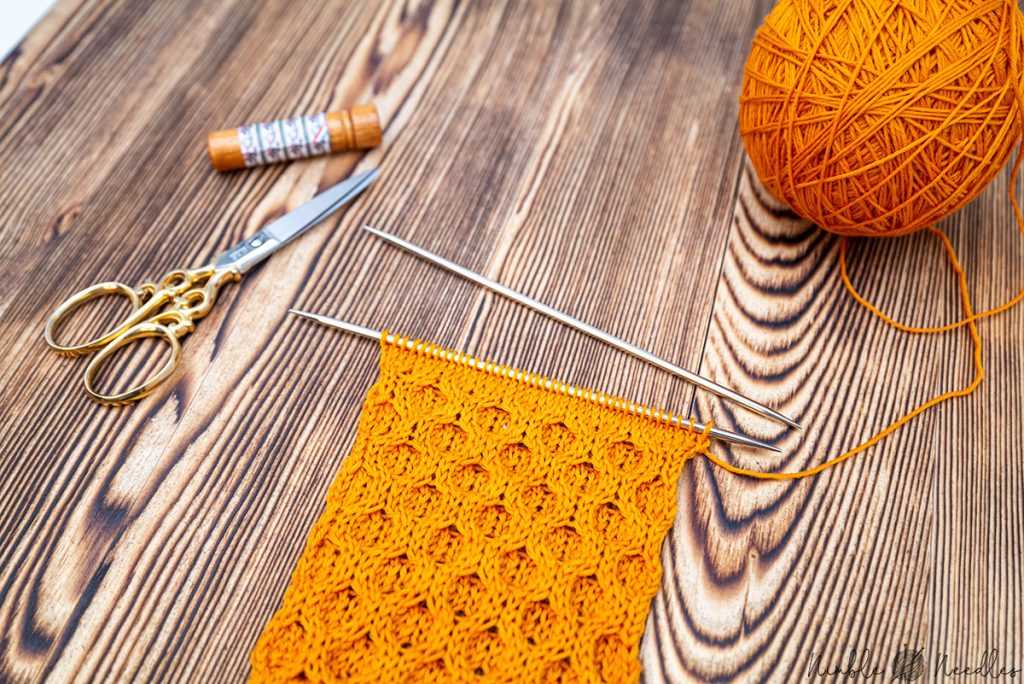 Honeycomb cable stitch knitting pattern