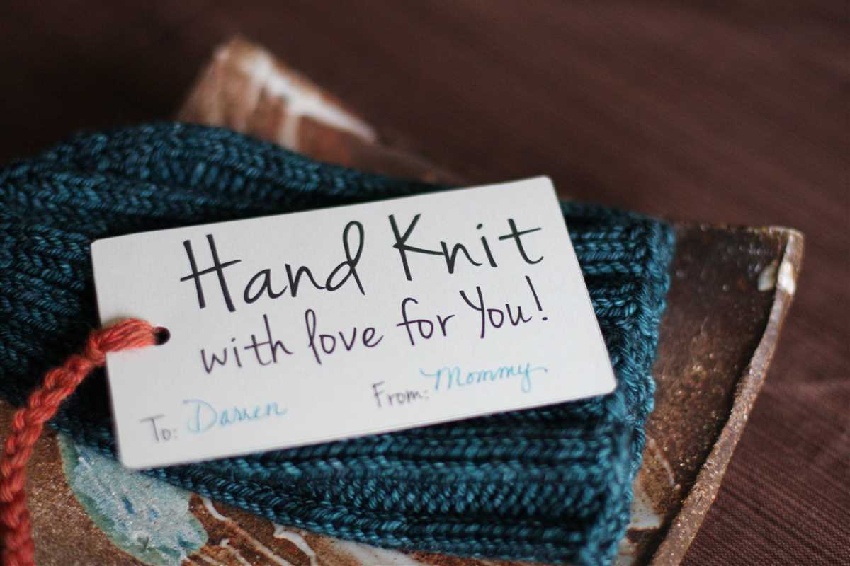 Knitted gift tag pattern