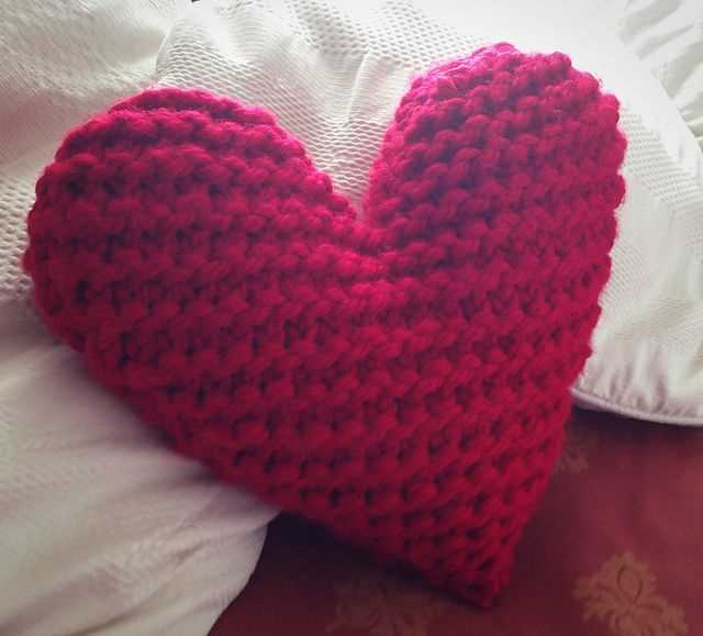 Heart cushion knitting pattern
