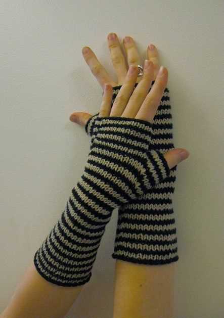 Striped fingerless gloves knitting pattern