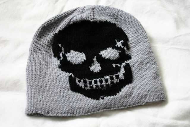 Knit hat with skull pattern
