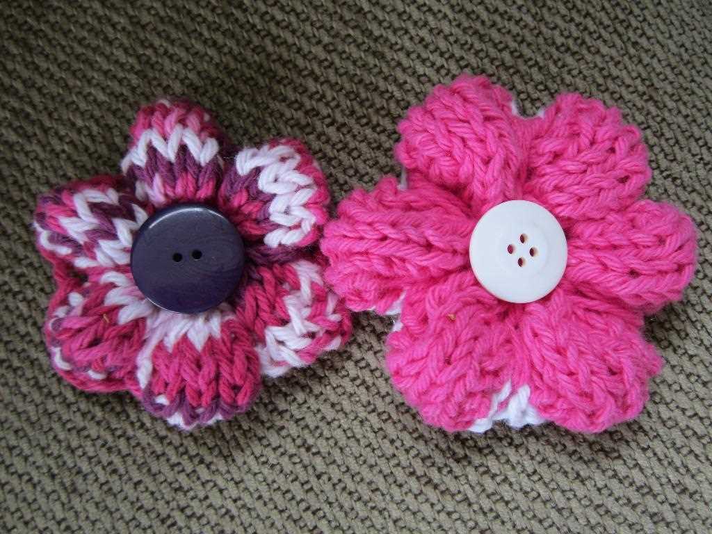 Simple knitted flower pattern