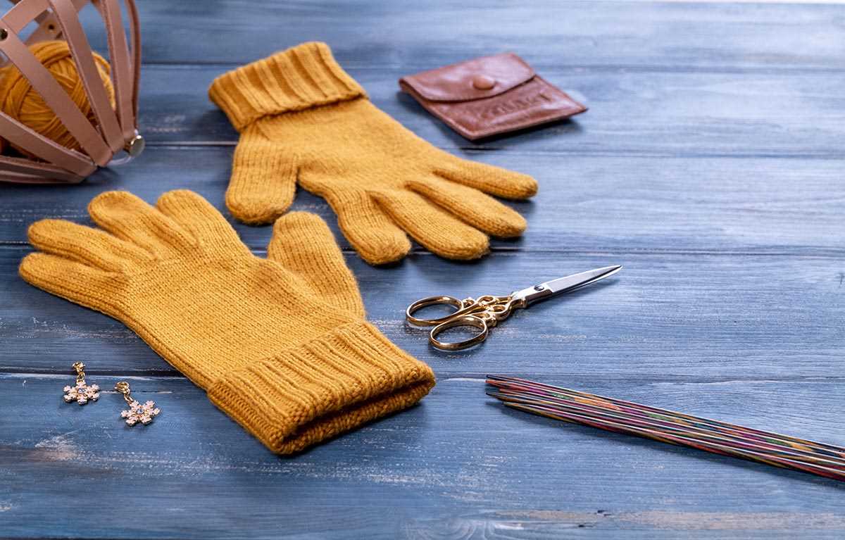 Knitted gloves with fingers pattern