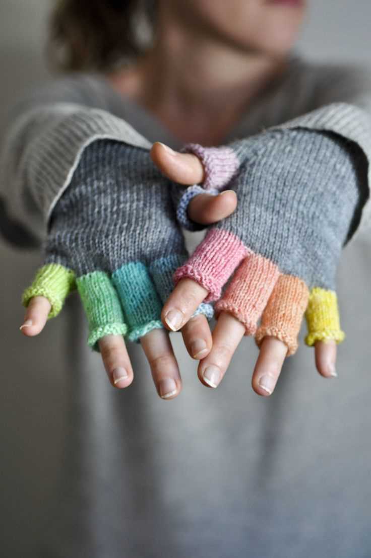 Knitted gloves with fingers pattern
