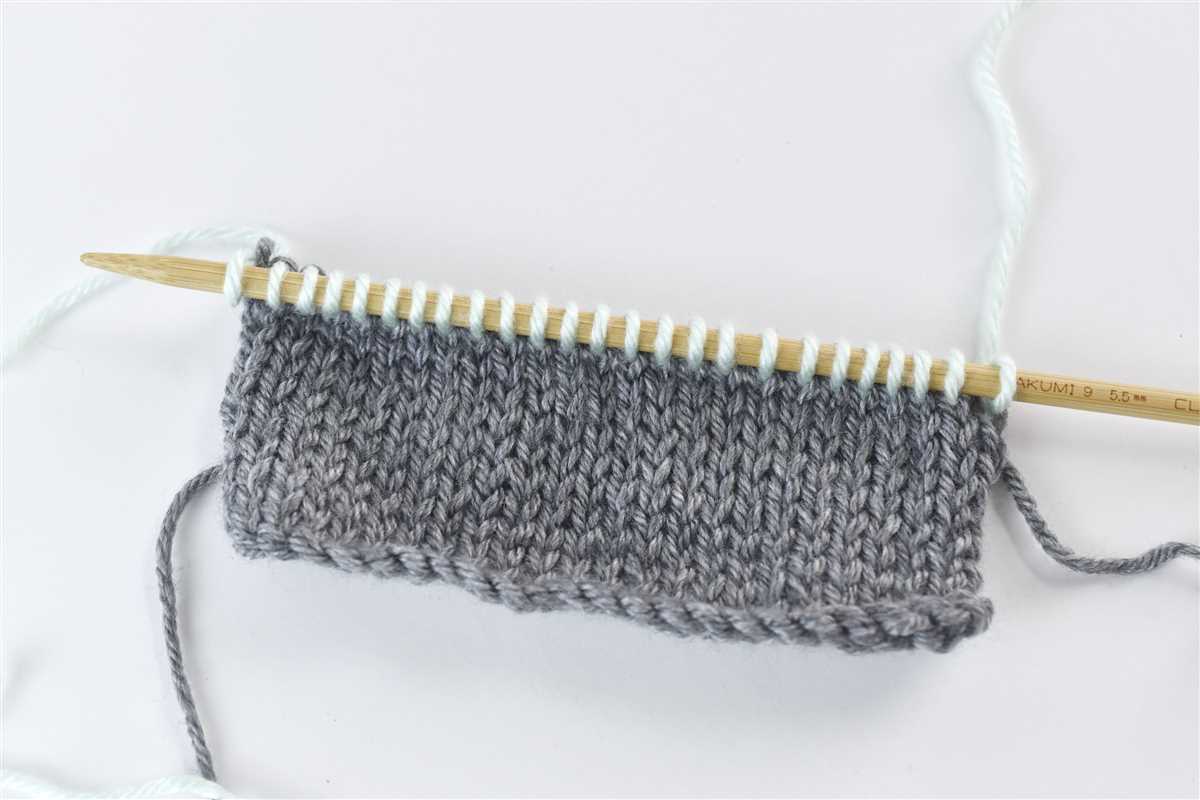 How to carry yarn when knitting a pattern
