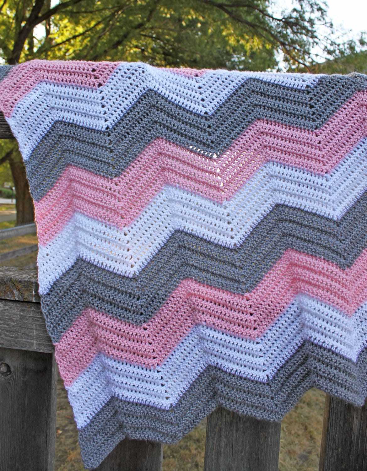 Knitting pattern for chevron blanket