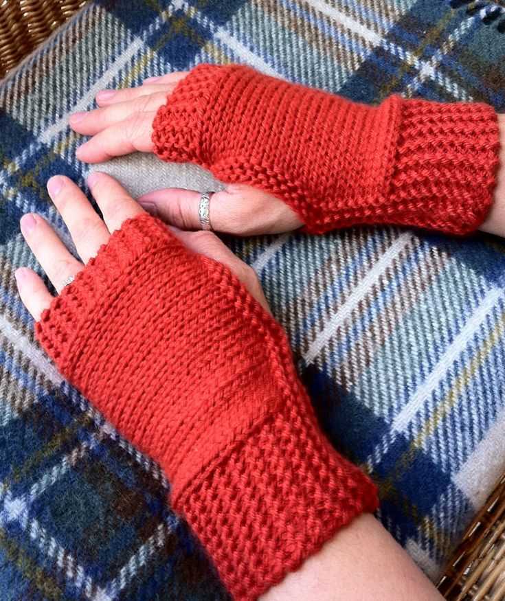 Create your own flat knit fingerless gloves with this easy-to-follow pattern Flat knit fingerless glove pattern