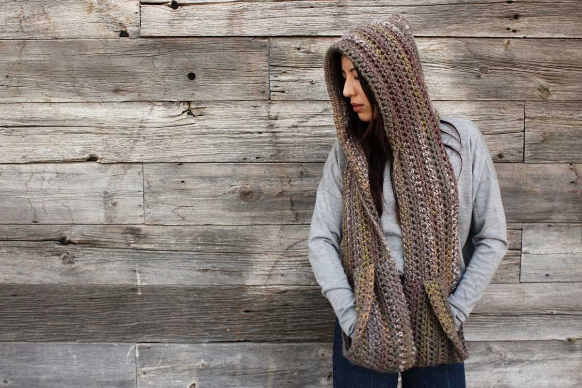 Knitting pattern for scarf with hood and pockets