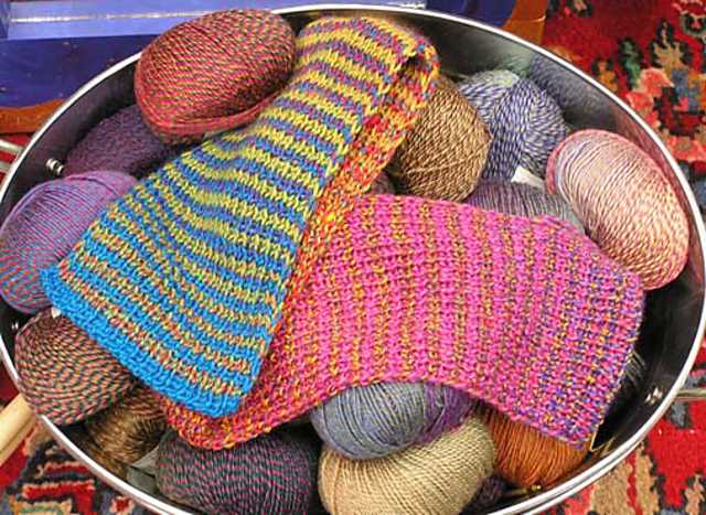 Easy reversible knit scarf pattern