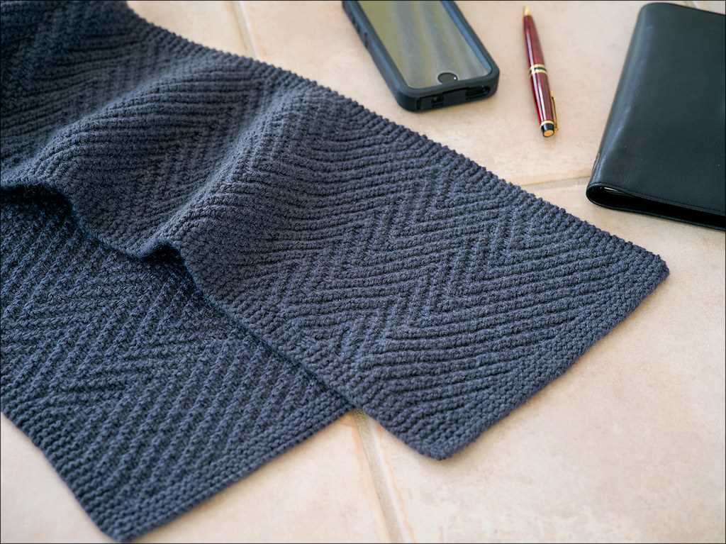 Easy reversible knit scarf pattern
