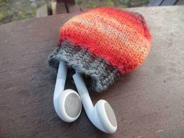 Earbud pouch knitting pattern