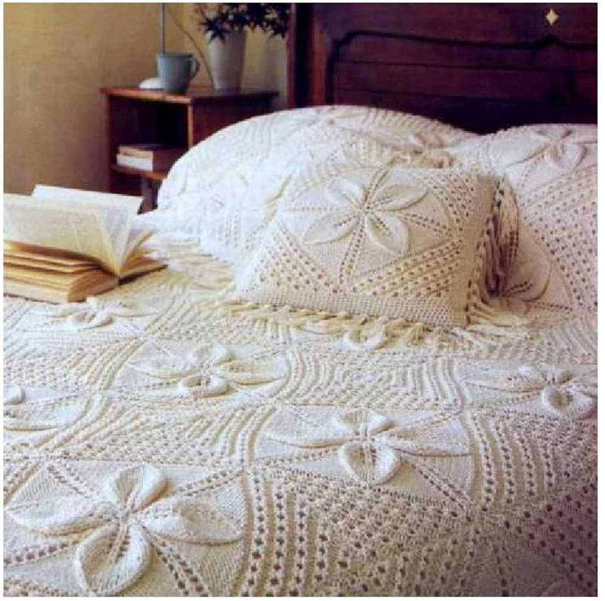 Knitted leaf pattern blanket