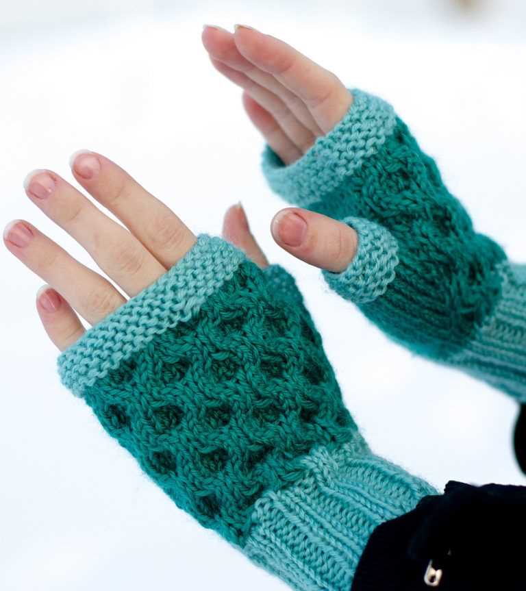 Honeycomb knitted mitten pattern