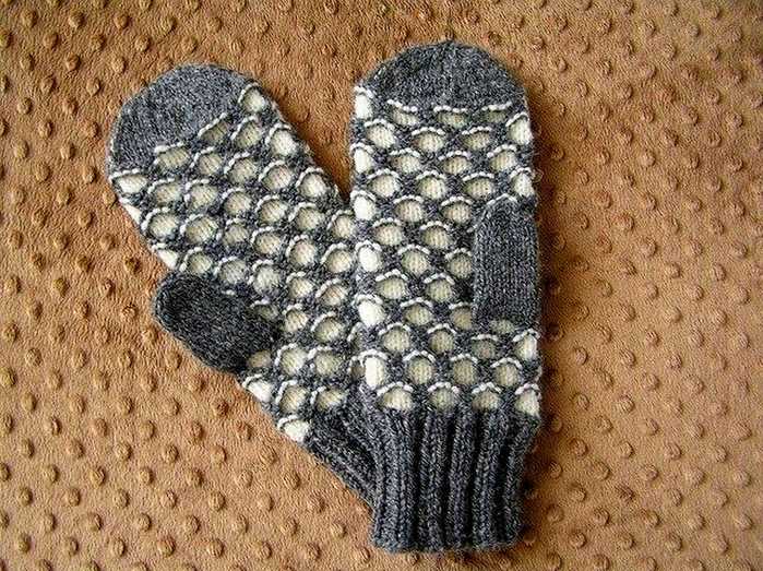 Honeycomb knitted mitten pattern