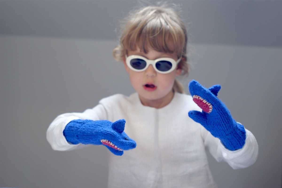 Shark mittens knitting pattern