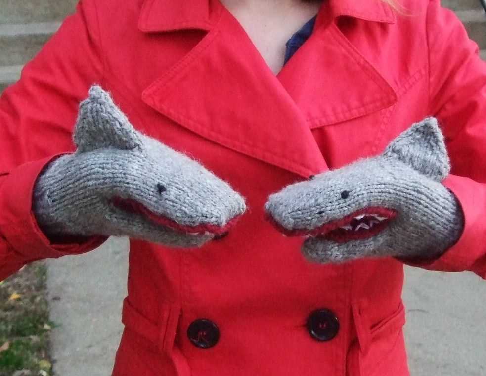 Shark mittens knitting pattern