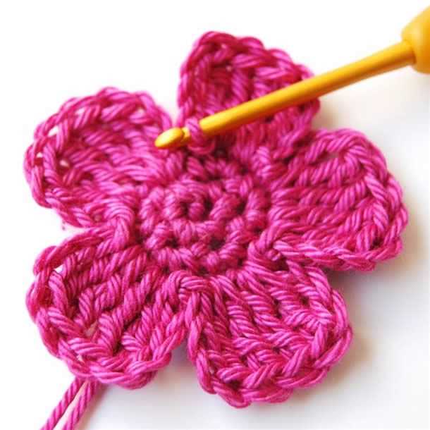 Simple knitted flower pattern