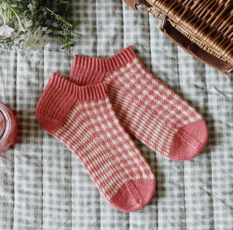 Simple knitted socks pattern beginners