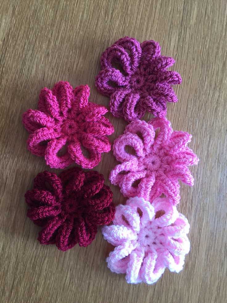 Simple knitted flower pattern