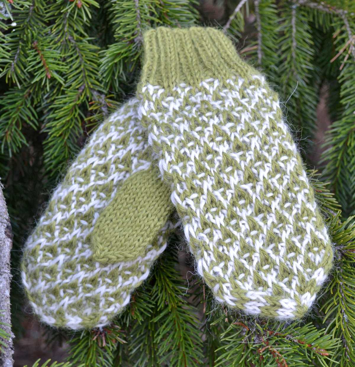 Spruce mittens knitting pattern