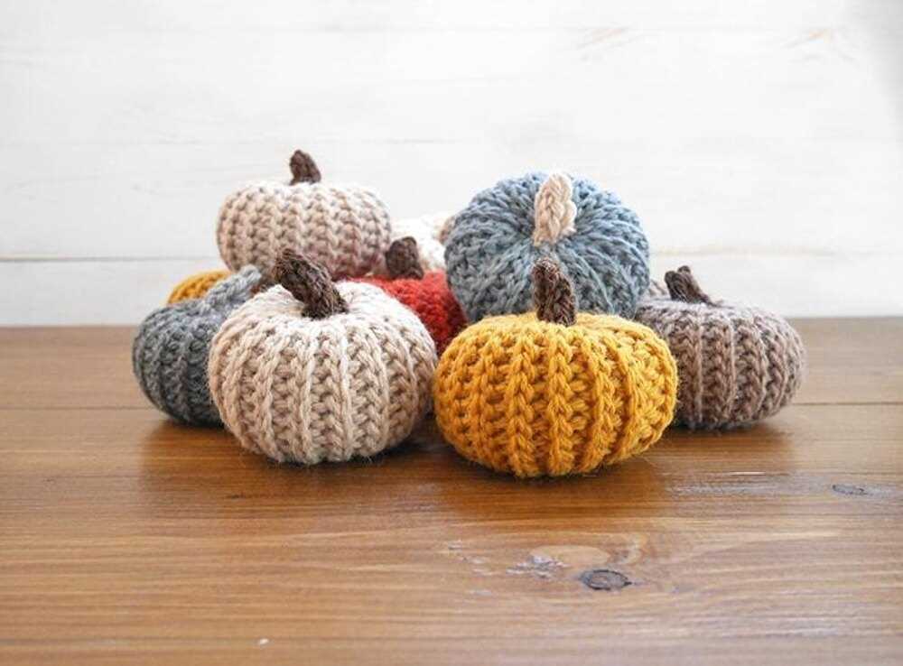 Mini knit pumpkin pattern