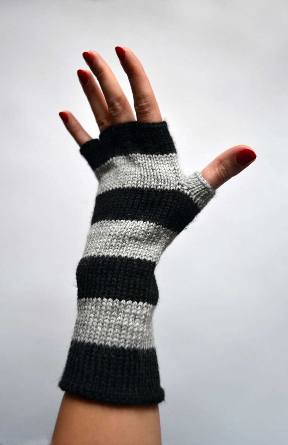 Striped fingerless gloves knitting pattern