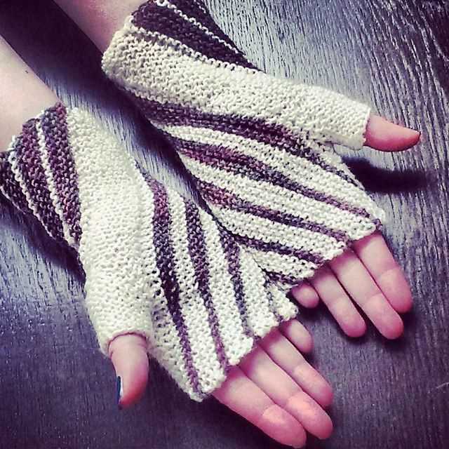 Knit Your Own Stylish Striped Fingerless Gloves with This Easy Pattern Striped fingerless gloves knitting pattern