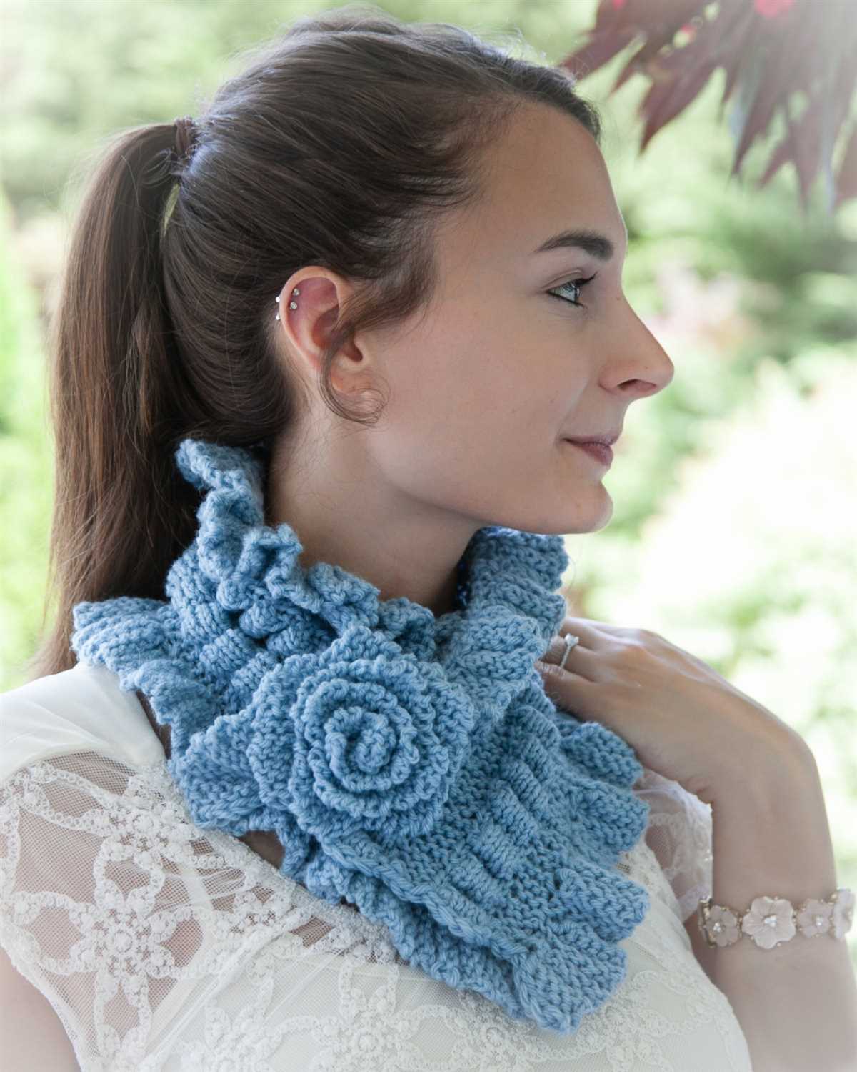 Create a cozy neck warmer with this free knitting pattern Free knit neck warmer pattern