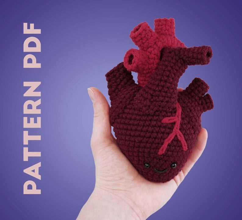 Anatomical heart knitting pattern