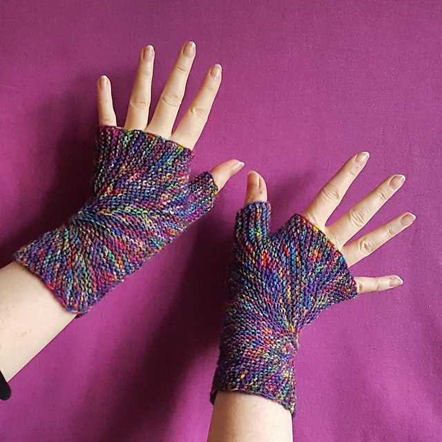 Striped fingerless gloves knitting pattern