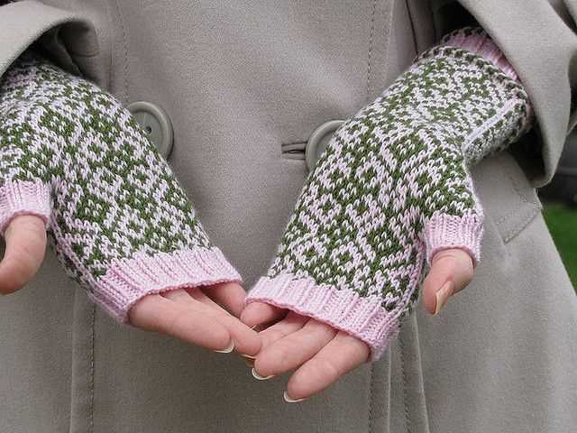 Holding hands mittens knitting pattern