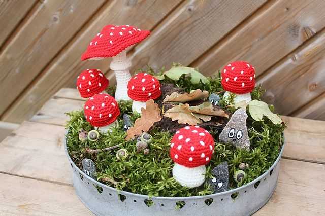 Knitted toadstool pattern
