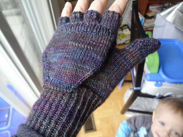 Fingerless gloves knitting pattern with flap