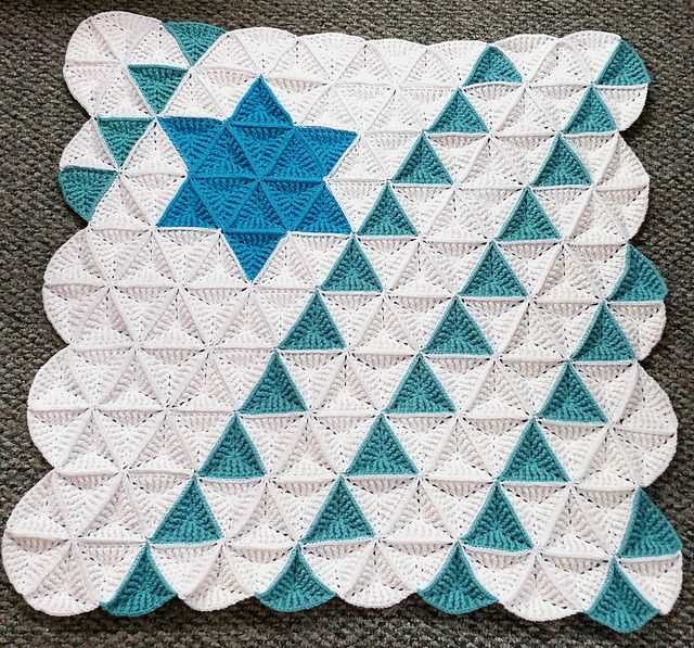 Knitted leaf pattern blanket