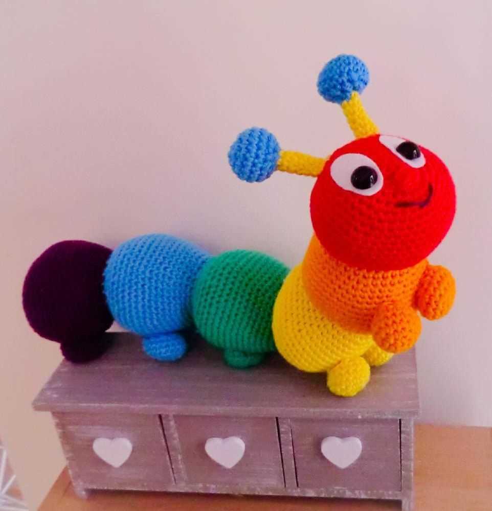Knitted caterpillar pattern
