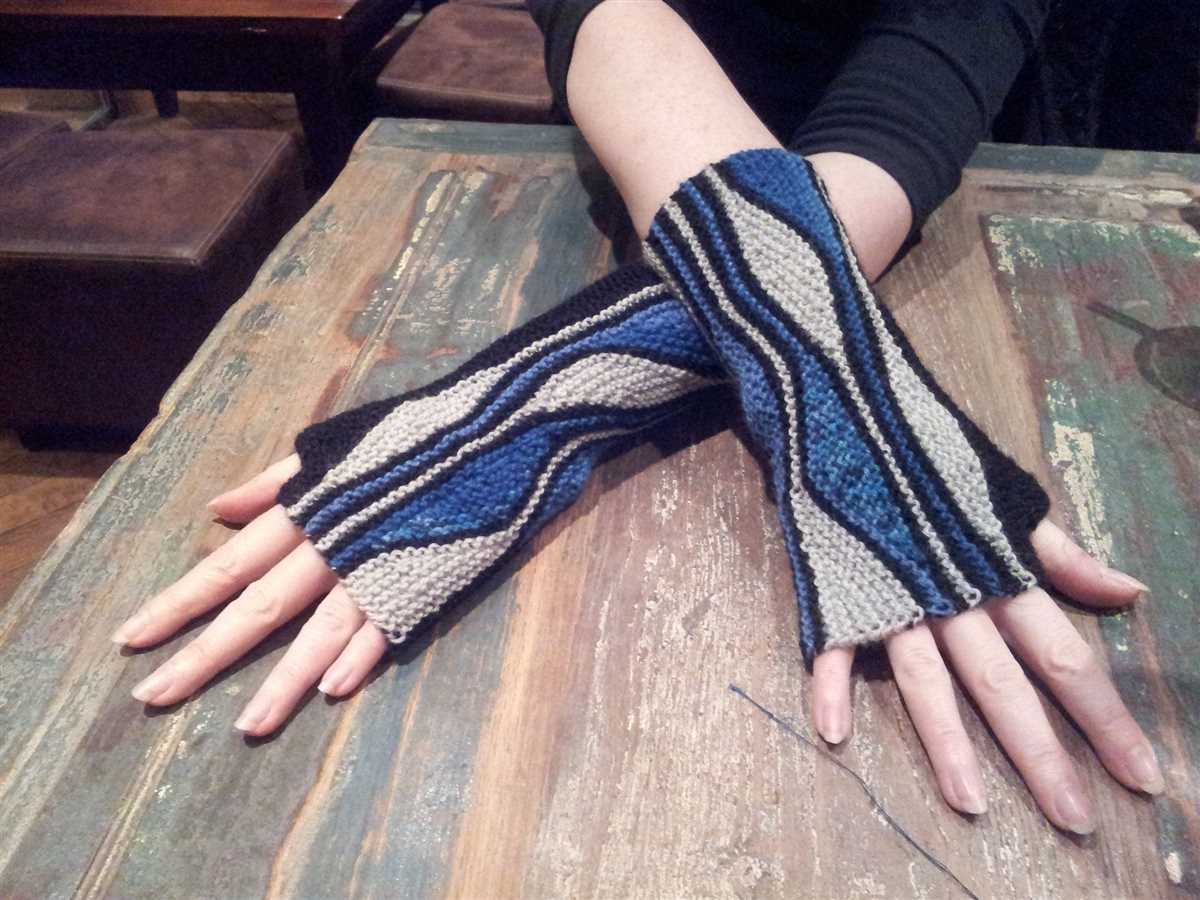 Striped fingerless gloves knitting pattern