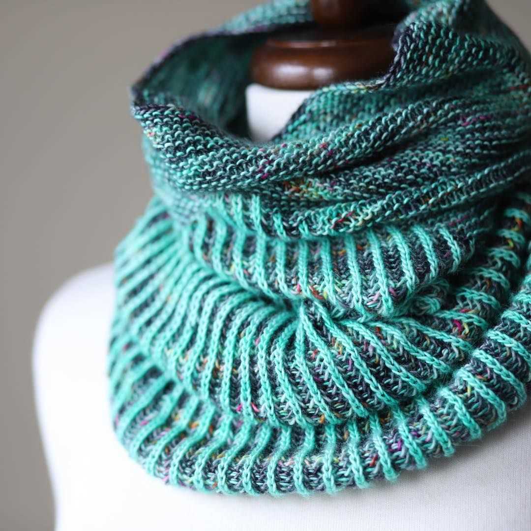 Brioche cowl knitting pattern