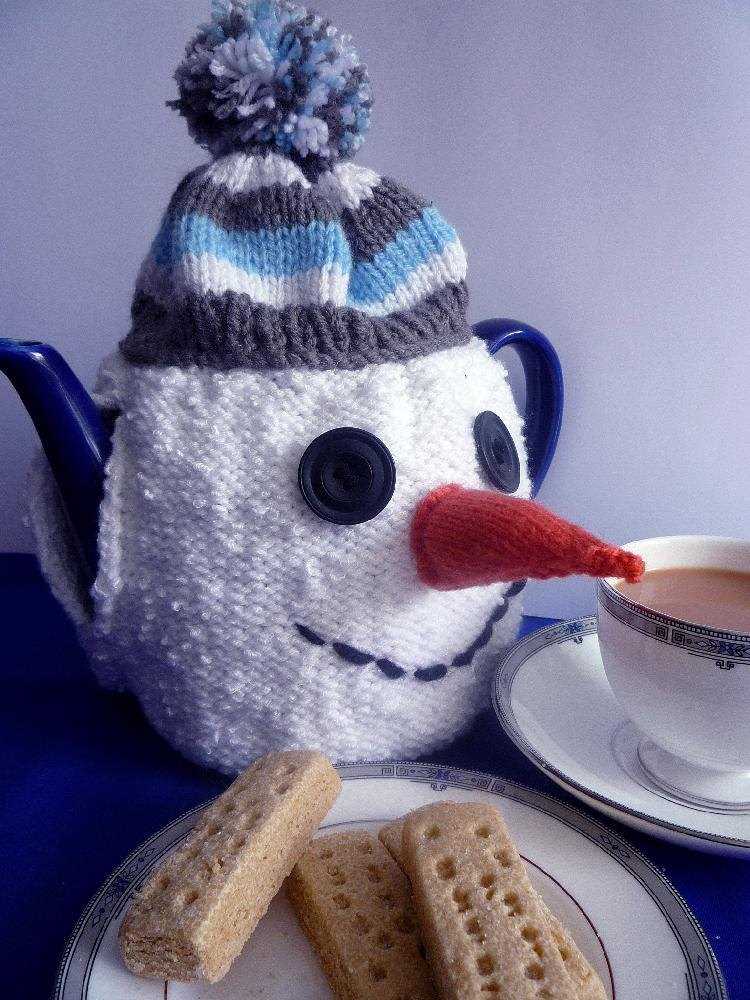 Knitted christmas tea cosy pattern